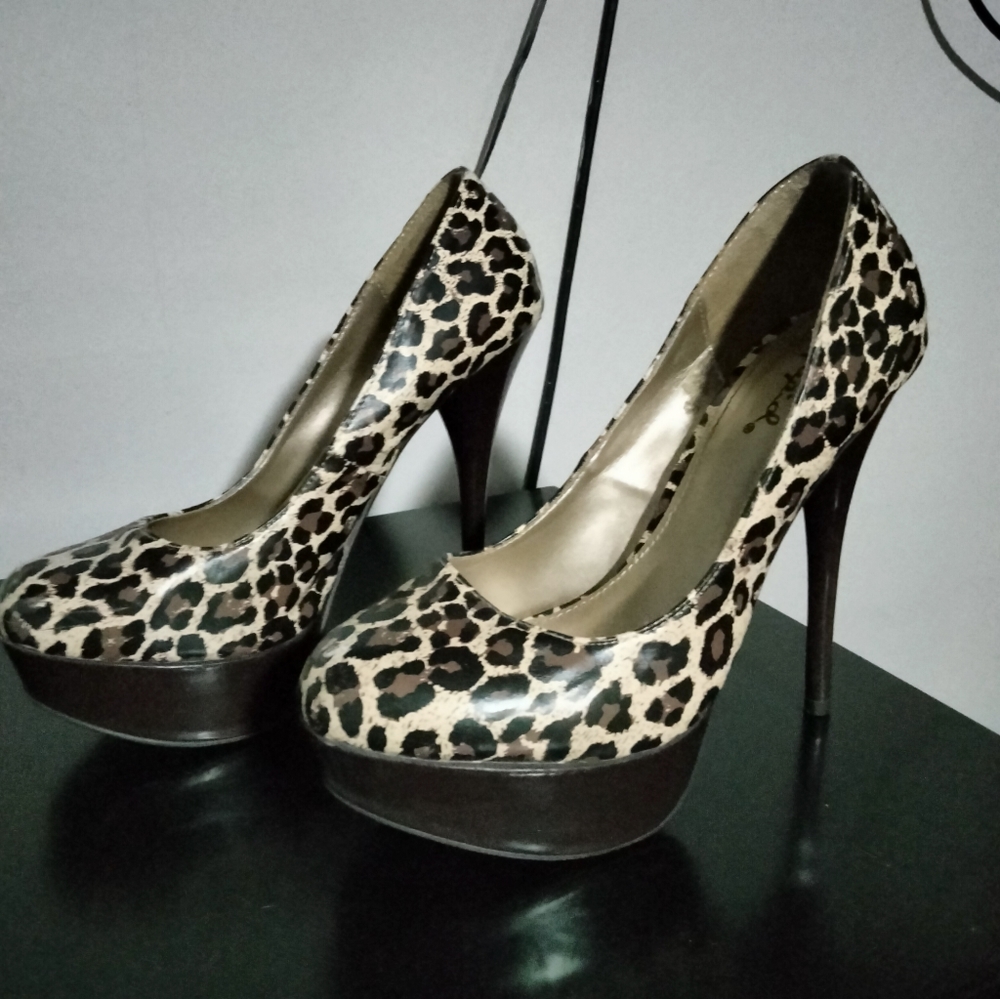 Sz 7 leopard print heels